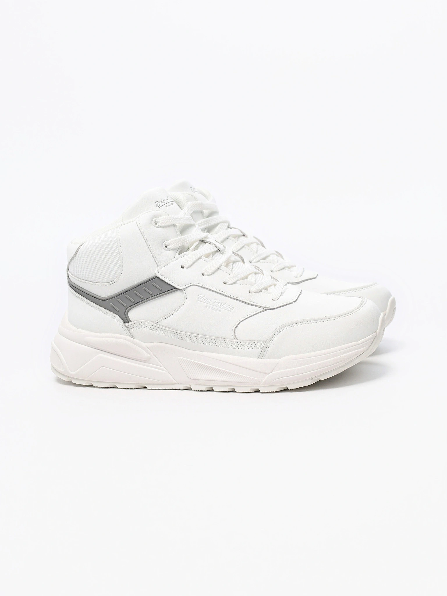 Кроссовки белого цвета на средней объемной подошве